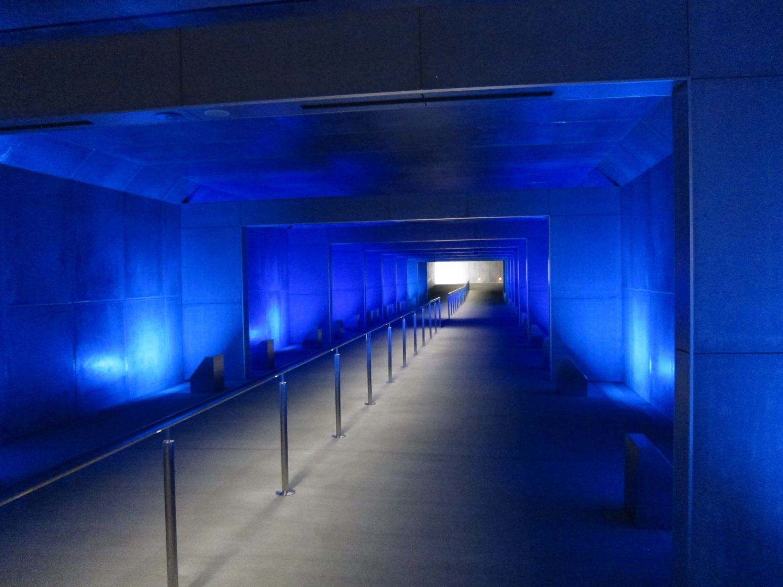 青のトンネルIMG_4689