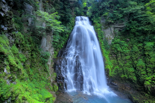緑鮮やかな岩盤を落水する番所大滝