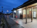230923桜井線長柄駅のトイレとベンチ