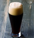 飲み物‐黒ビールと木のテーブル