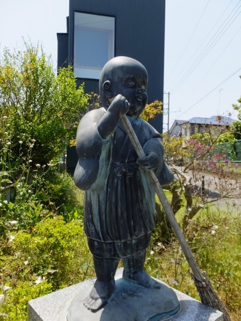 浄雲寺参道の小坊主さん像