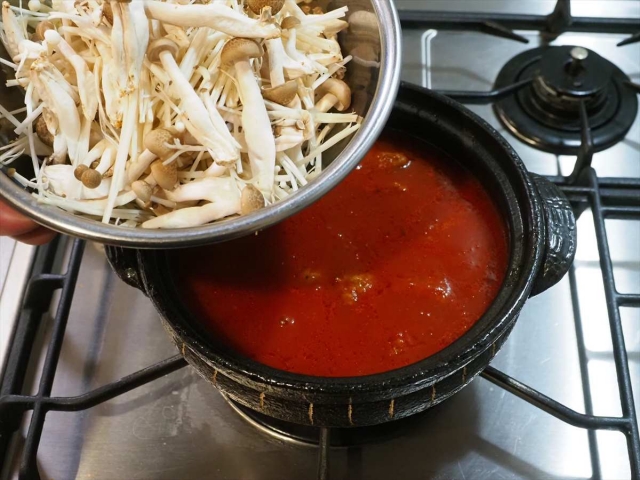 作り方きのこ鍋にんにくトマト47