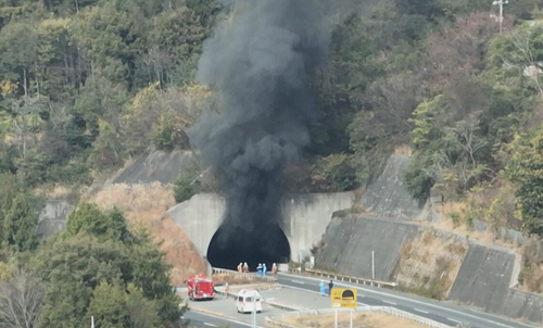 山陽道のトンネル内でトラックが炎上