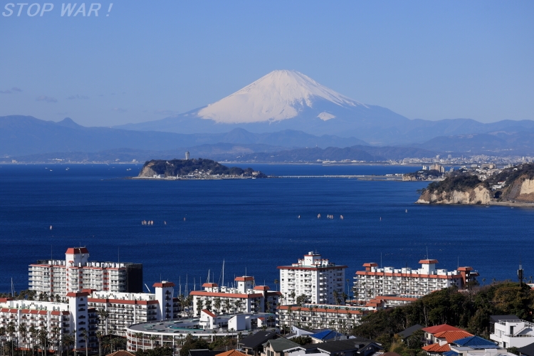 リゾートマンション越しに富士山と江ノ島SN