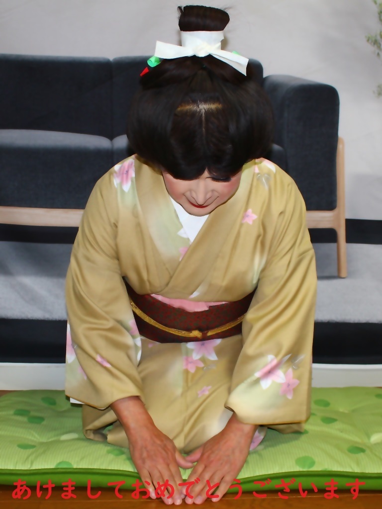薄茶花模様の着物日本髪部屋(1)