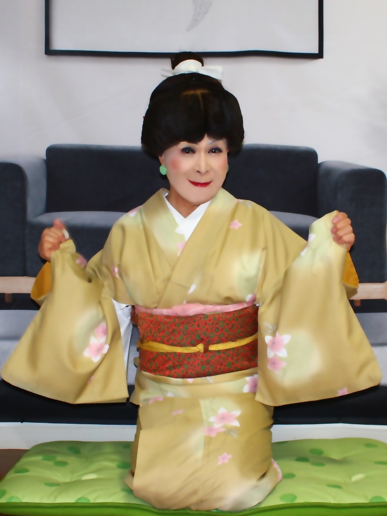 薄茶花模様の着物日本髪部屋(3)