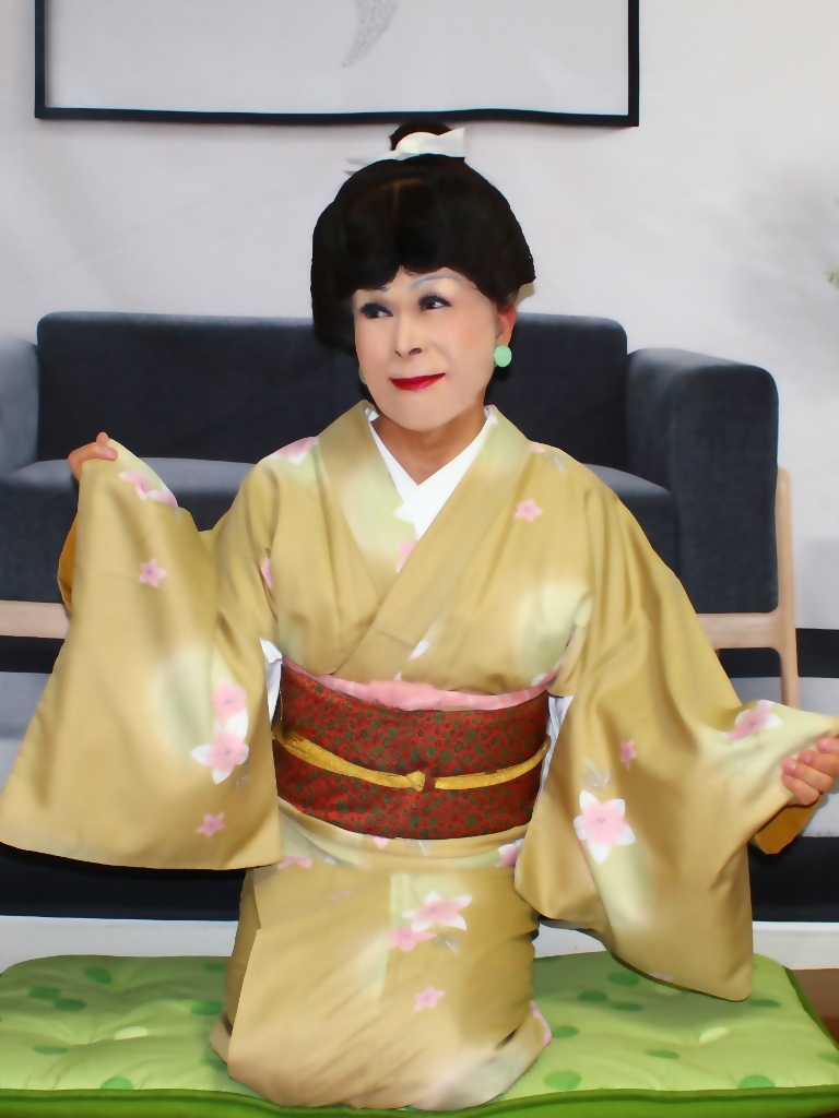 薄茶花模様の着物日本髪部屋(4)