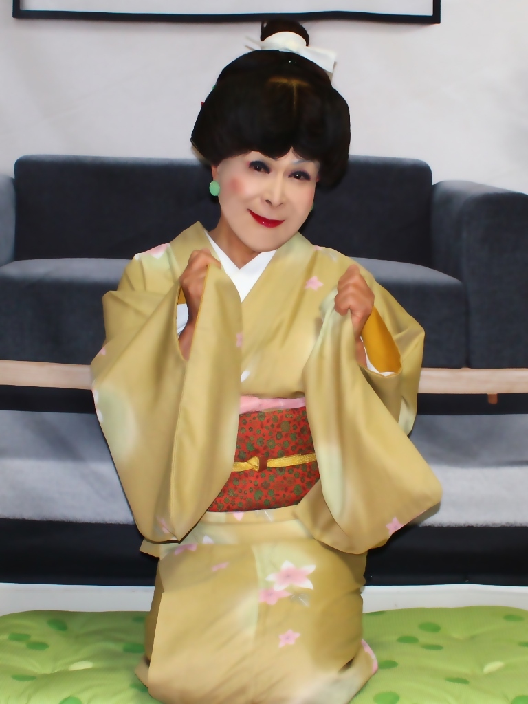 薄茶花模様の着物日本髪部屋(5)