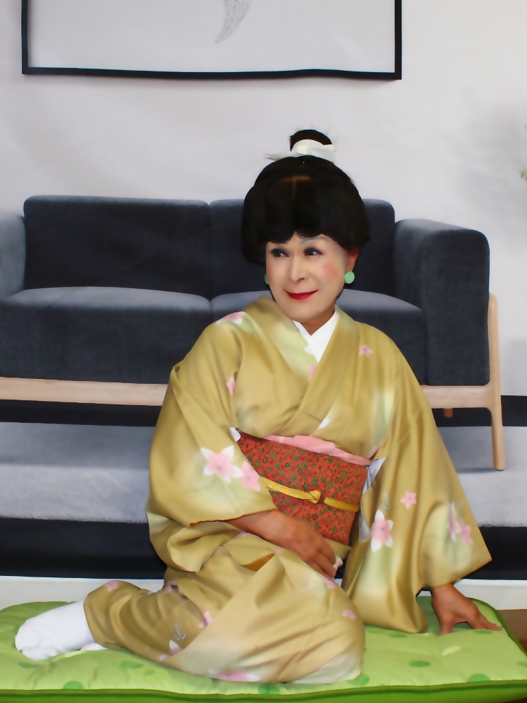 薄茶花模様の着物日本髪部屋(6)
