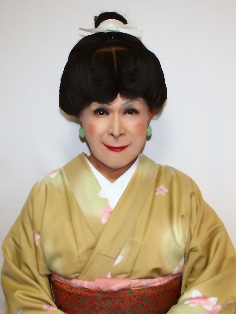 薄茶花模様の着物日本髪部屋(7)