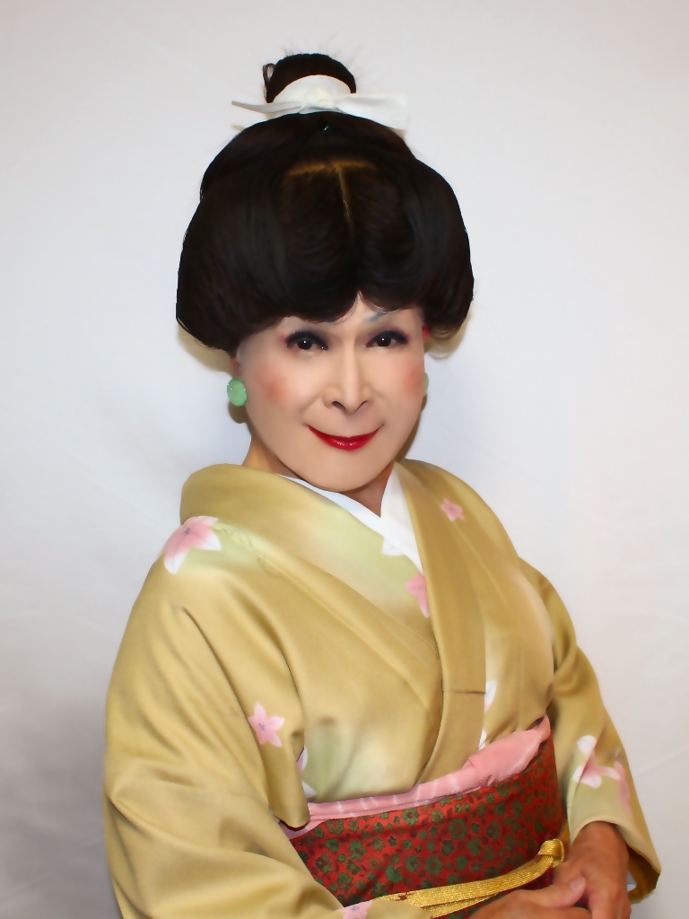 薄茶花模様の着物日本髪部屋(8)