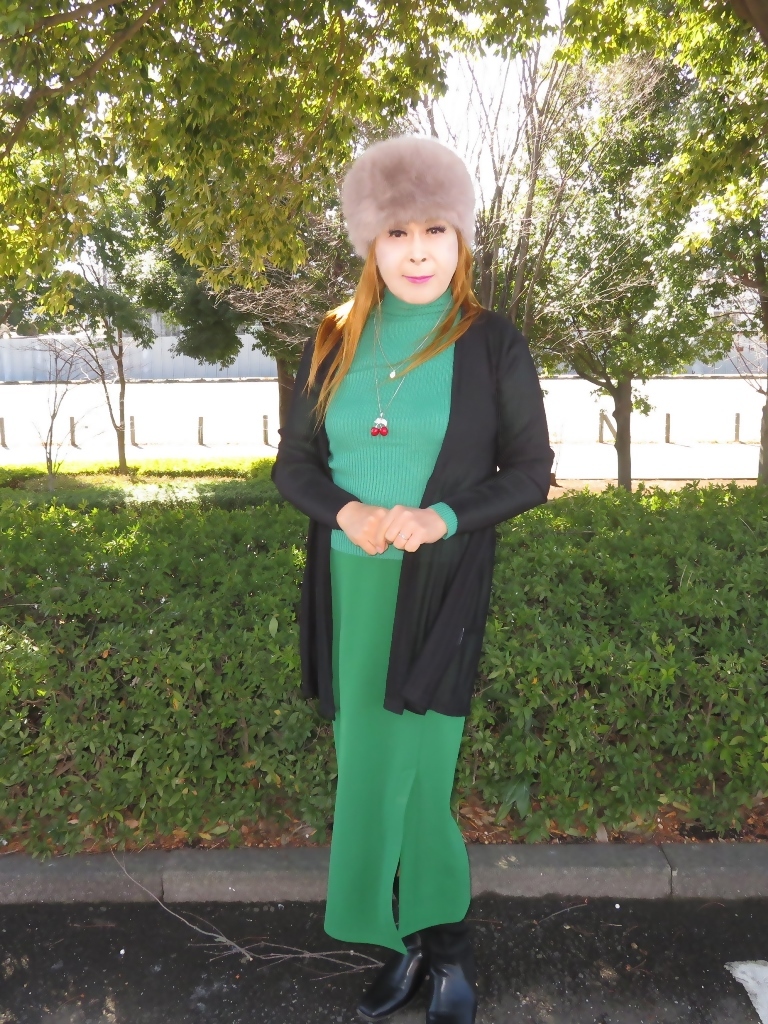 緑セーター緑スカート黒カーデ帽子(1)