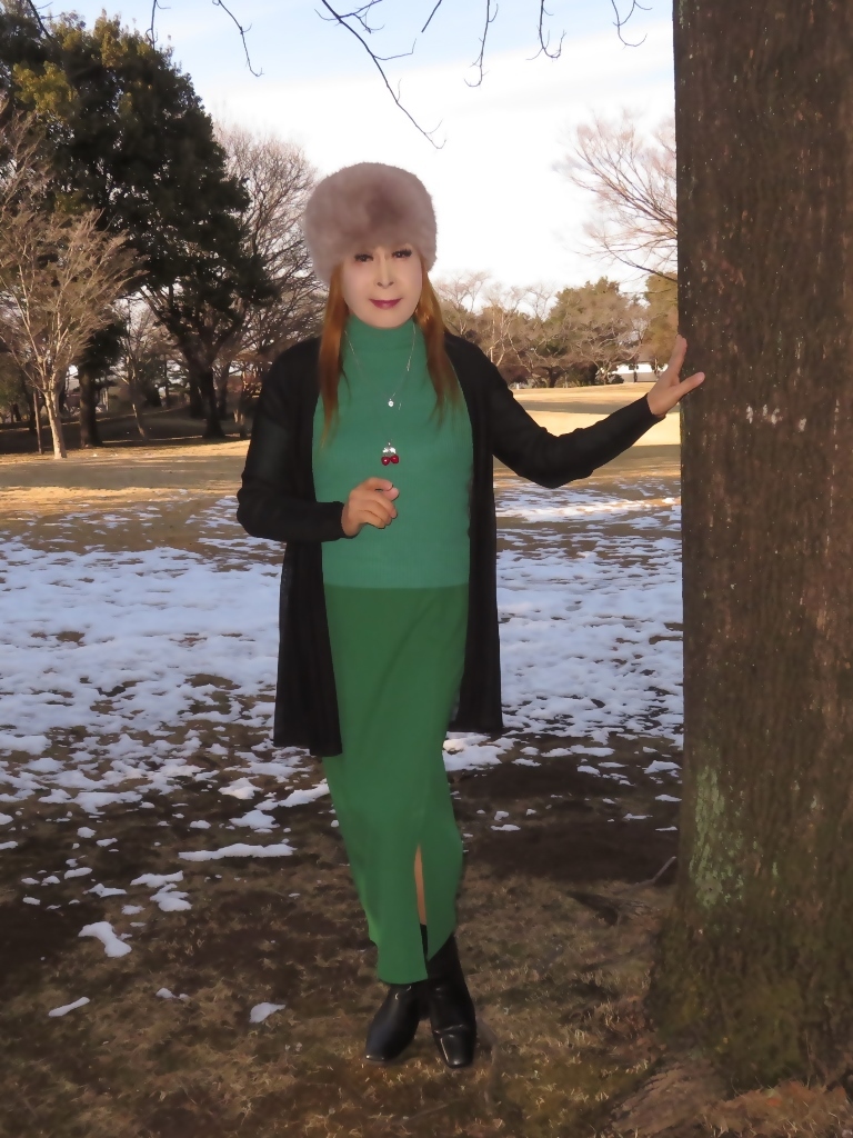 緑セーター緑スカート黒カーデ帽子(2)