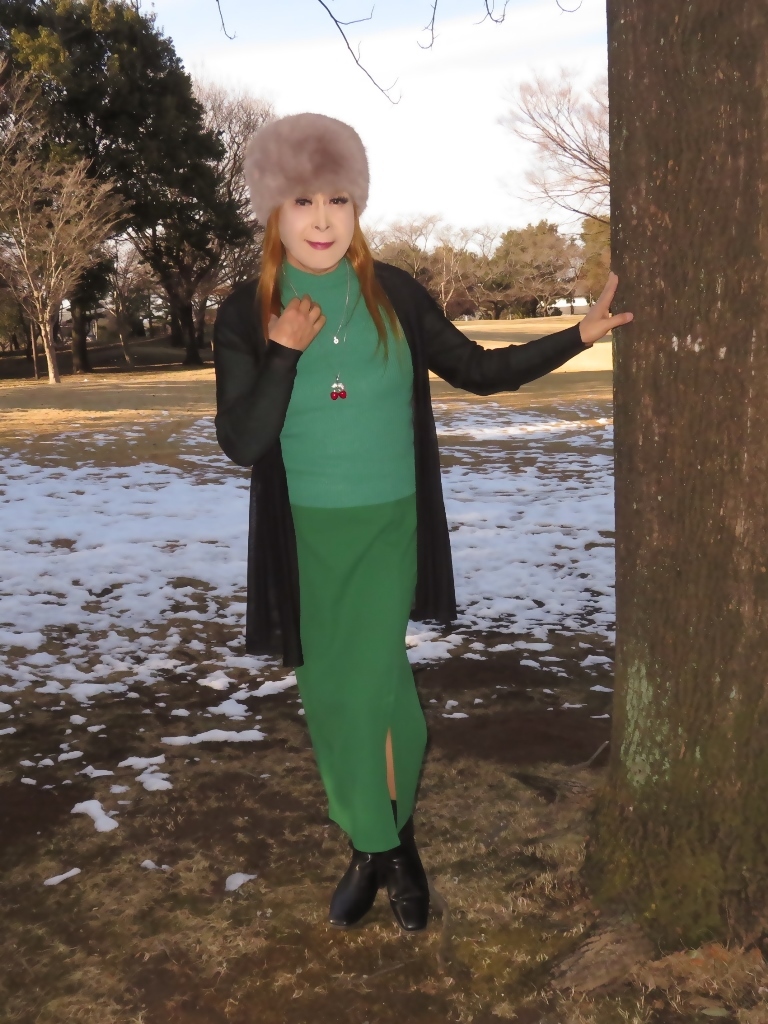 緑セーター緑スカート黒カーデ帽子(3)