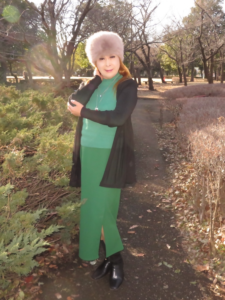 緑セーター緑スカート黒カーデ帽子(4)