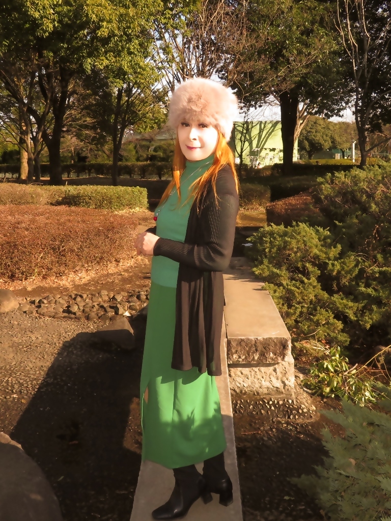 緑セーター緑スカート黒カーデ帽子(6)