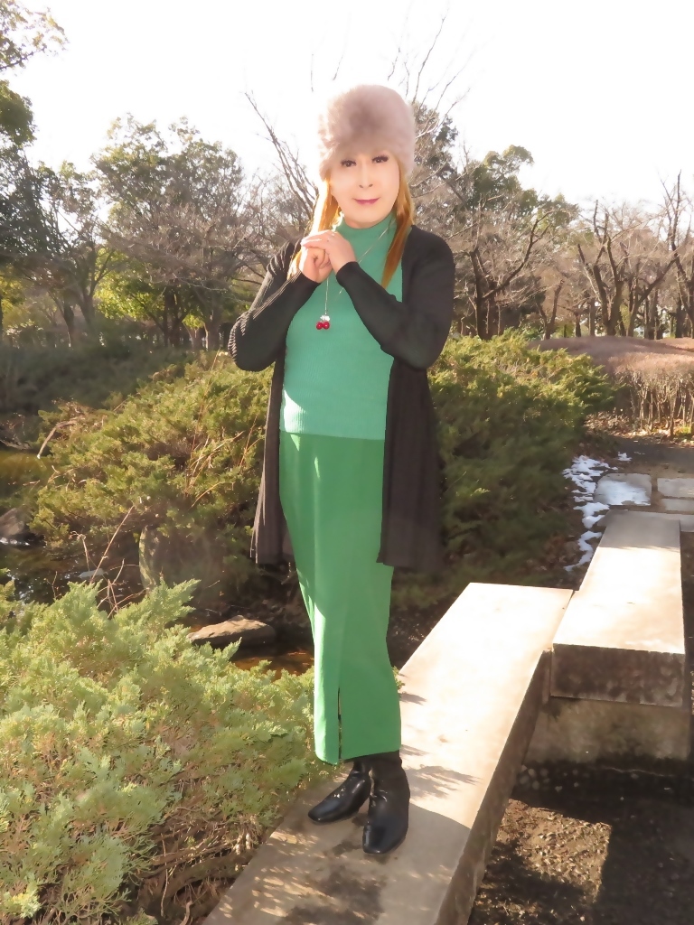 緑セーター緑スカート黒カーデ帽子(7)