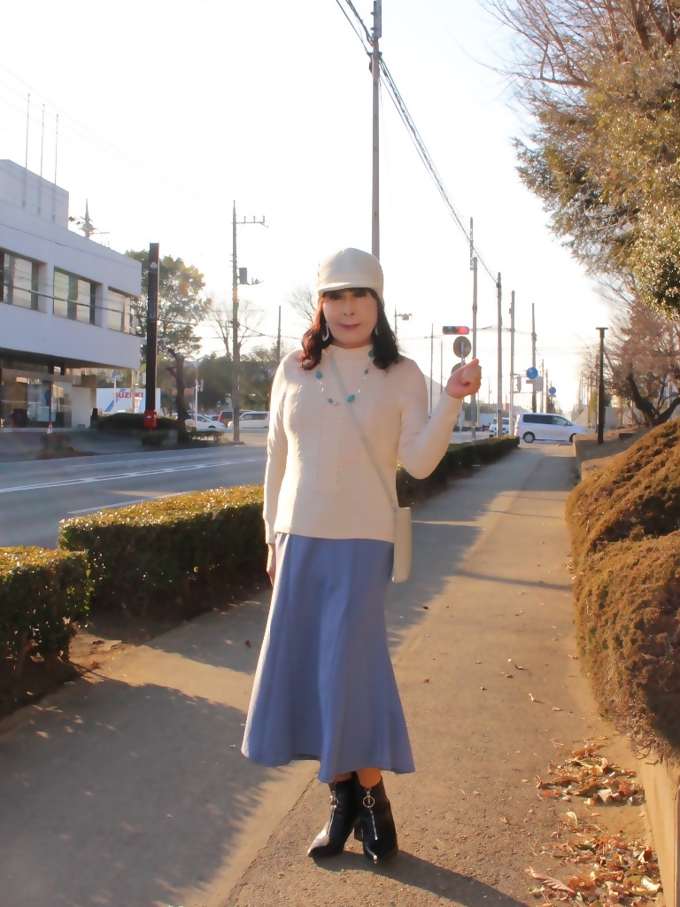 オフホワイトセーター水色マキシスカート(1)