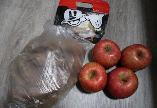 S美ちゃんから頂いたお菓子とサツマイモとリンゴ
