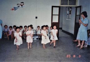 幼稚園でのおゆうぎ。　1985年 上海