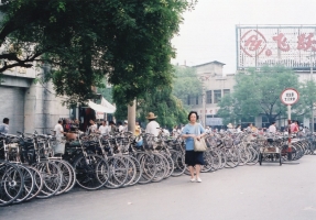 王府井の自転車預り所　1993年 北京