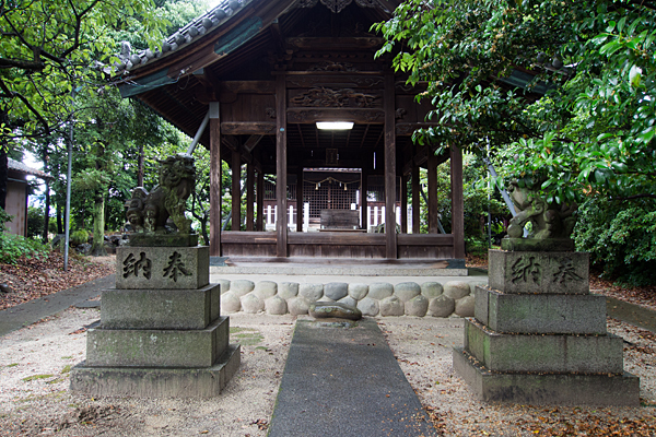 日吉神社拝殿前