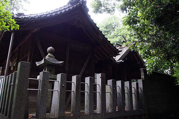 日吉神社社殿横から