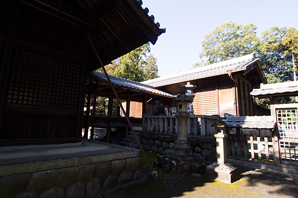 川島神社社殿横から