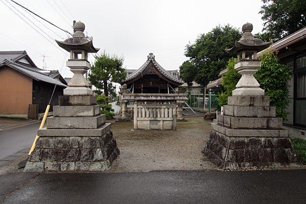 塩道神社拝殿と蕃塀