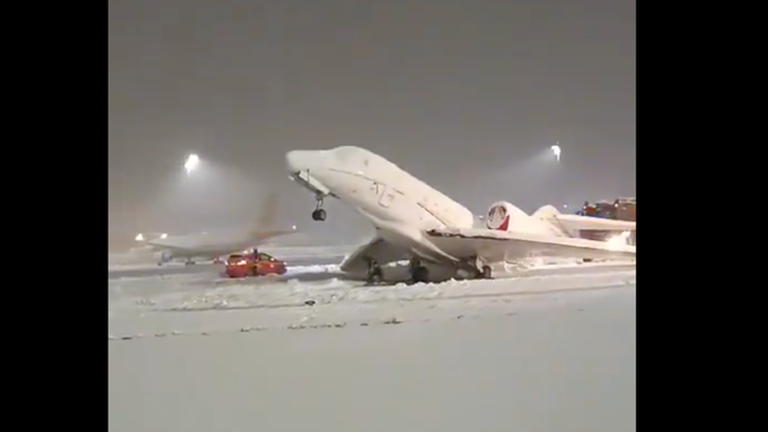 地球温暖化会議に向かうプライベート・ジェット機が 『文字通り滑走路で凍結』