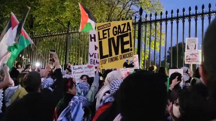 「アッラーフ・アクバル （アッラーは最も偉大なり）、くたばれジョー・バイデン！」 ： ホワイトハウス前に集まった親パレスチナのデモ参加者たち