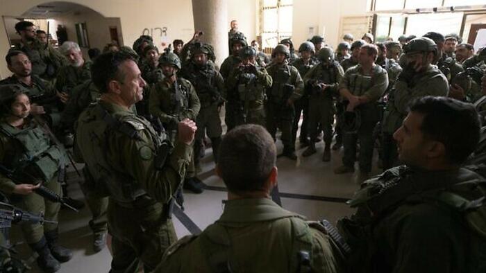 イスラエル国防軍総司令官、降伏旗を振るシャツ姿の人々を撃たないよう部隊に注意喚起