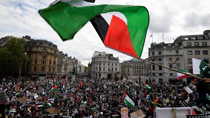 ウォッチ ： ロンドンの街頭が親パレスチナのデモ隊で溢れ、緊張が高まる
