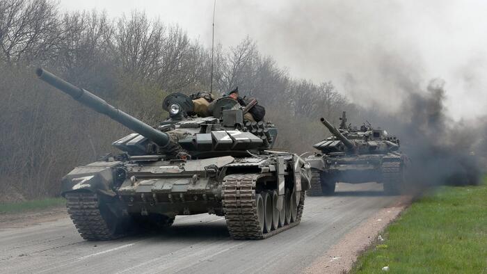 ウォッチ ： ロシア軍、爆薬を搭載したドローン戦車でウクライナ前線を破壊