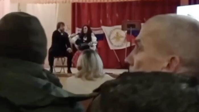 ウォッチ： ウクライナのミサイルに攻撃された、ロシア海兵隊のために歌う女優の最後の瞬間