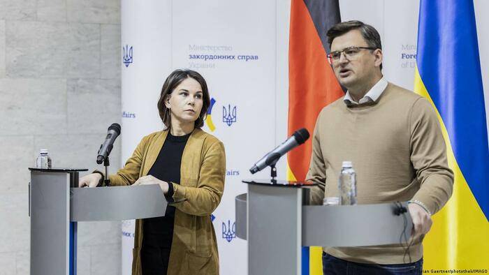 ウォッチ ： ドイツのベアボック外相、ウクライナ外相に屈辱的な仕打ちを受ける