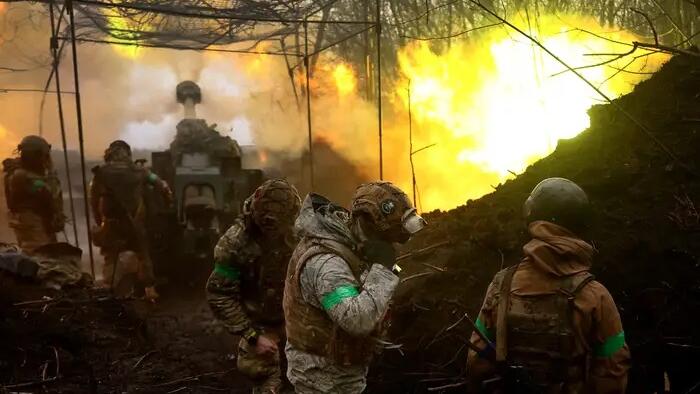 ウクライナは弾薬不足のため作戦を縮小、兵士たちは 「特攻作戦」 だと不満を述べる。
