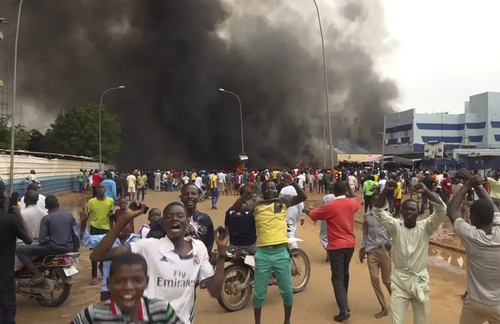 フランス、クーデターに見舞われたニジェールから EU 市民を避難させる