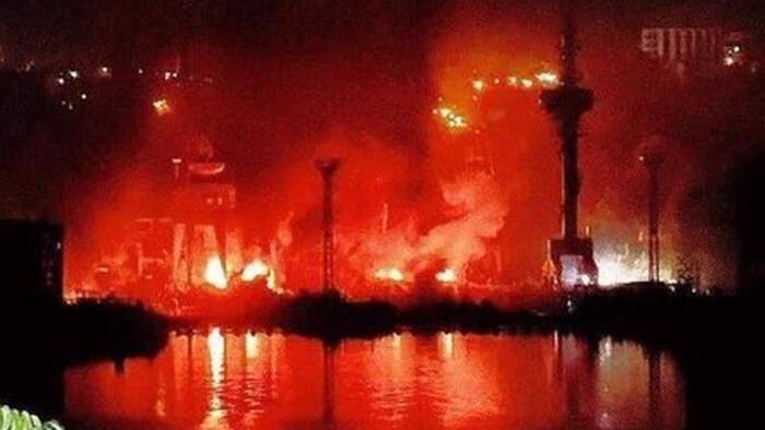 ロシア海軍のセヴァストポリ港、ウクライナの大規模ミサイル攻撃で炎上