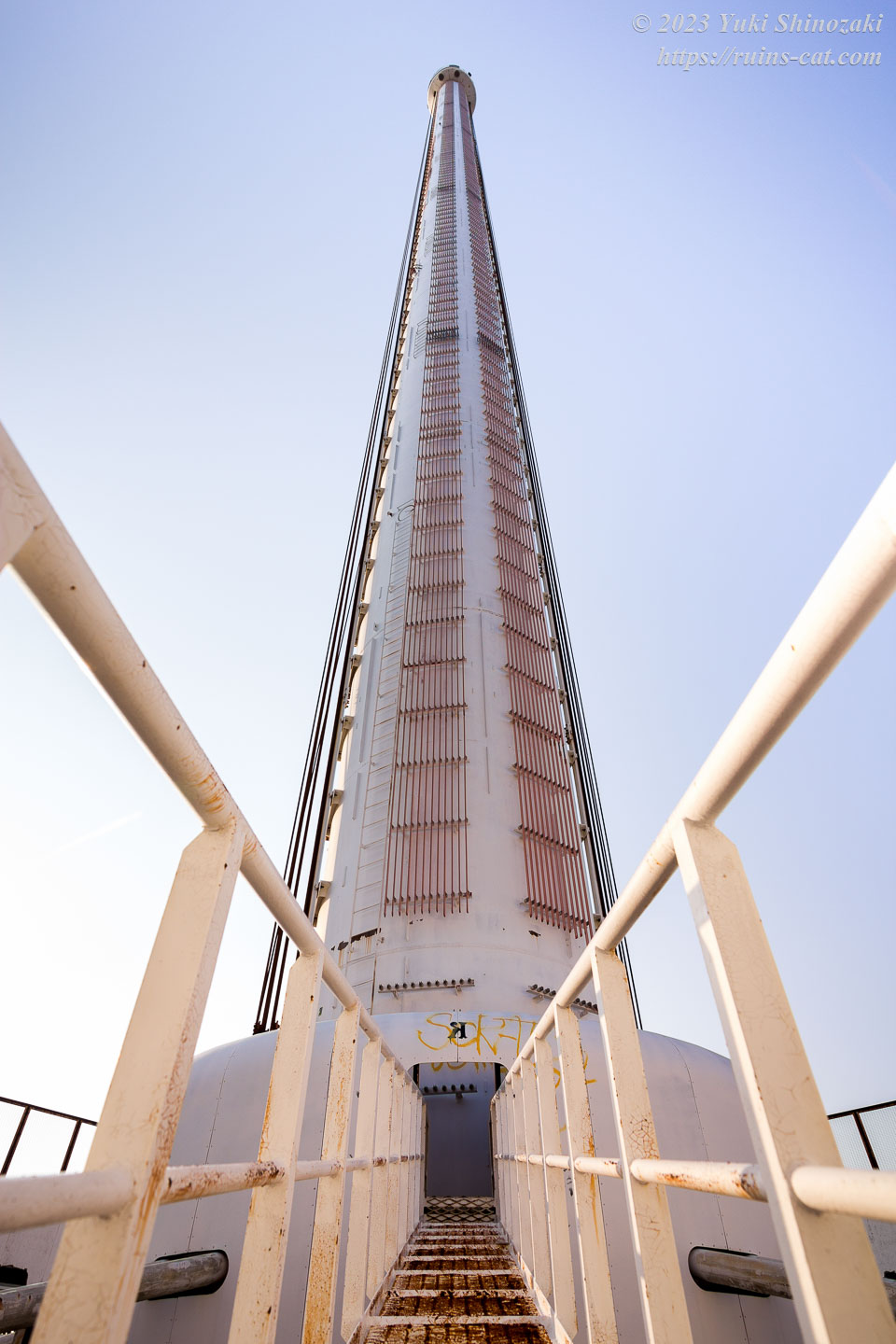 メンテナンス用の通路から見上げたラ・レインボータワー