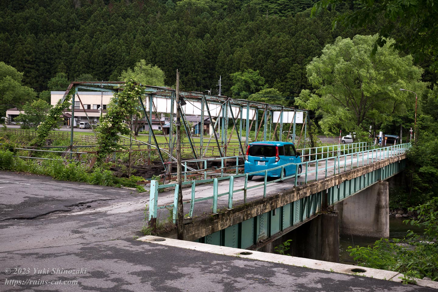 現役の橋（湯桧曽川仮設橋りょう）と廃橋のツーショット。
