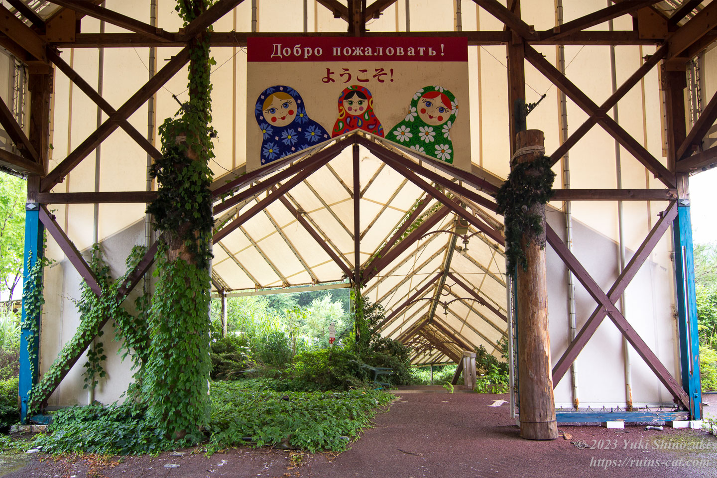 テント内の看板には3個のマトリョーシカ人形が描かれ、その上には「ようこそ！」と日本語とロシア語で書かれている。