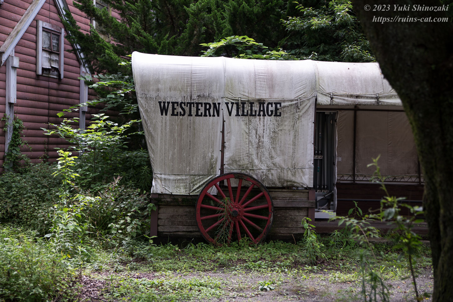「Western Village」と書かれた幌馬車