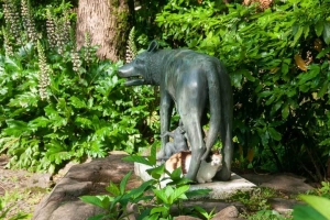 日比谷公園ルーパロマーナ像と猫とアカンサスの花