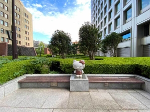 日比谷シティ 富国生命ビルの公開空地のハローキティ石像