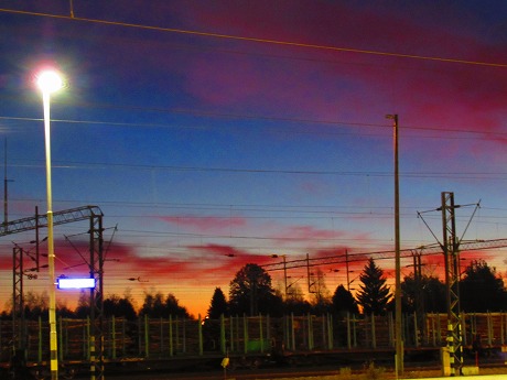夜明け前の駅