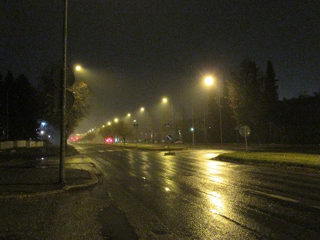霧雨の道路