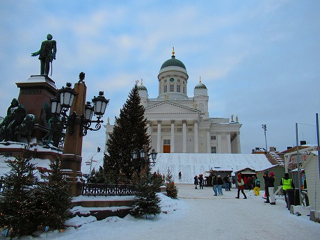 クリスマスマーケット　大聖堂と銅像