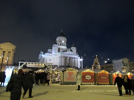 夜のクリスマスマーケット大聖堂