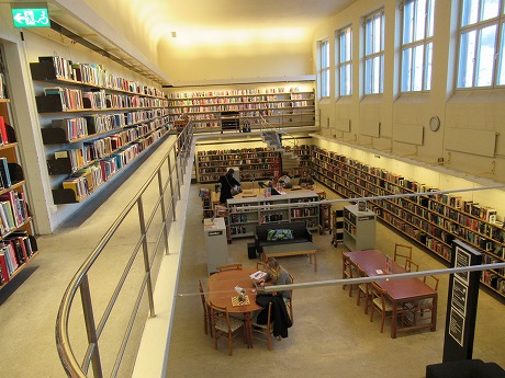 ストックホルム市立図書館　読書ホール2階から